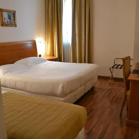 トリコロール ホテル ガイダ