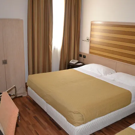 トリコロール ホテル ガイダ